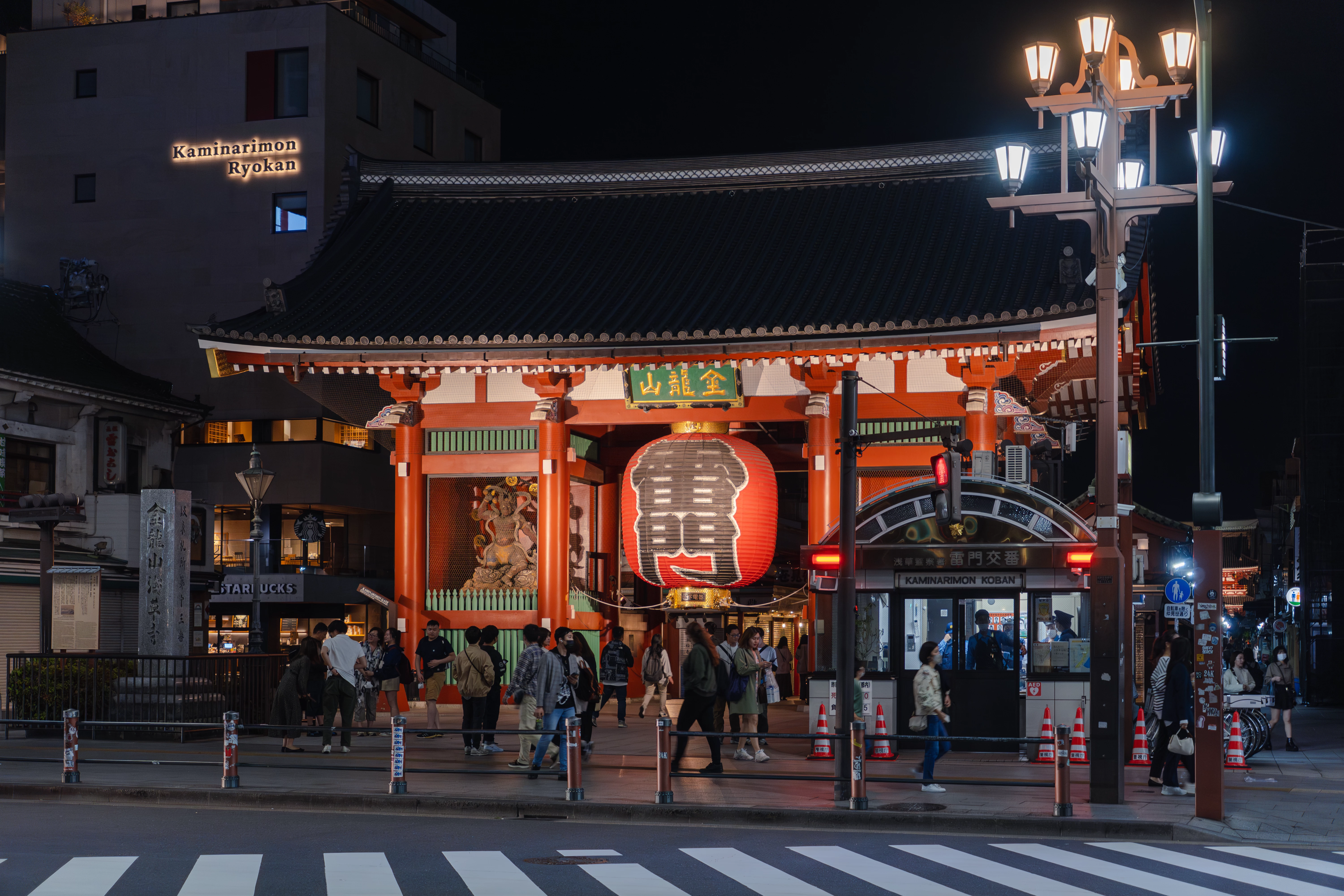 Kaminarimon (Sensoo-ji) at night